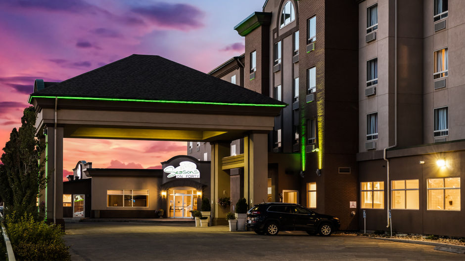 Holiday Inn Hotel & Suites Exterior
