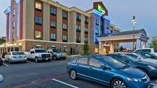 Holiday Inn Express Hotel & Suites
