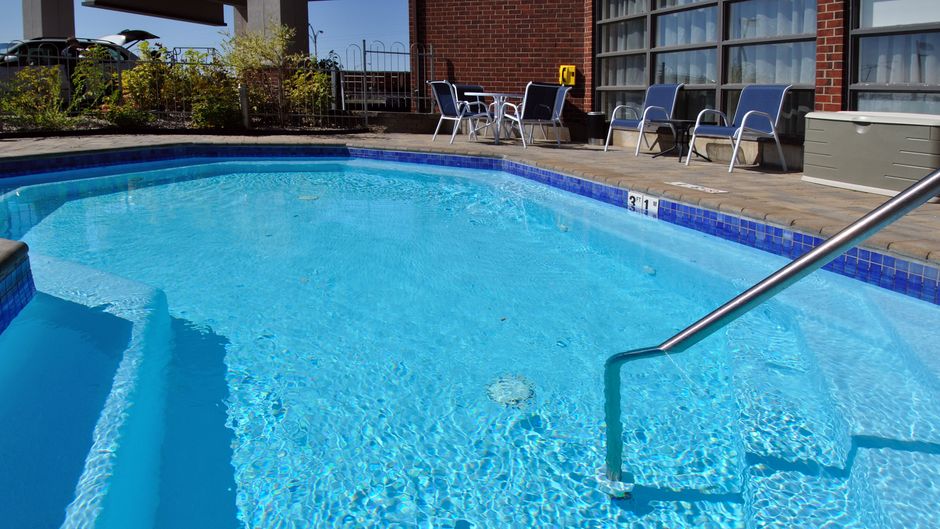 Holiday Inn Express Quebec City Pool