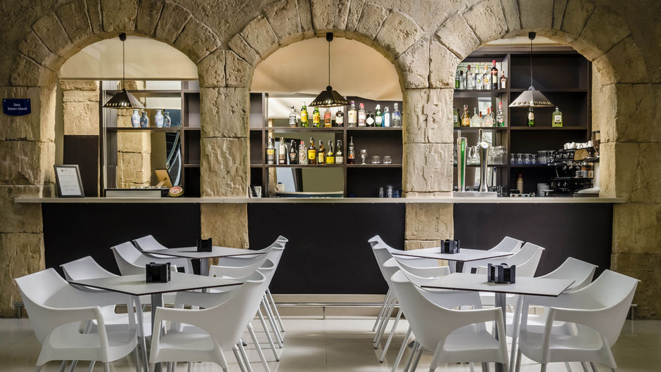 Exe Cunit Suites & Spa Restaurant