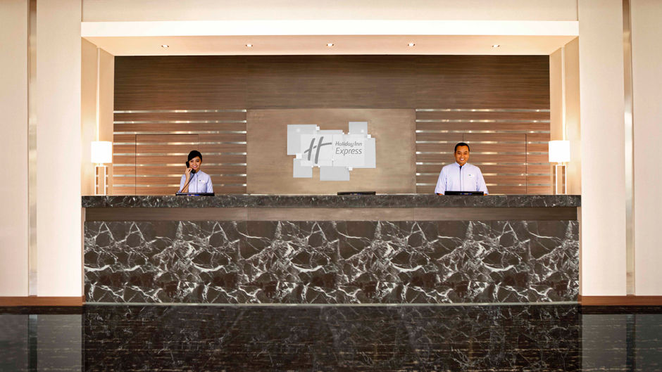 Holiday Inn Express Jakarta Intl Expo Exterior