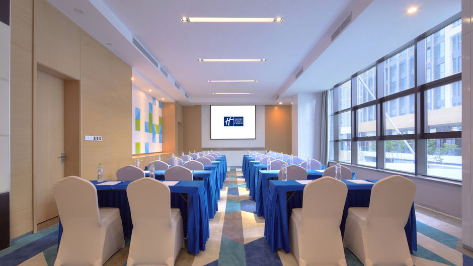 Holiday Inn Express Qingdao West Coast Meeting
