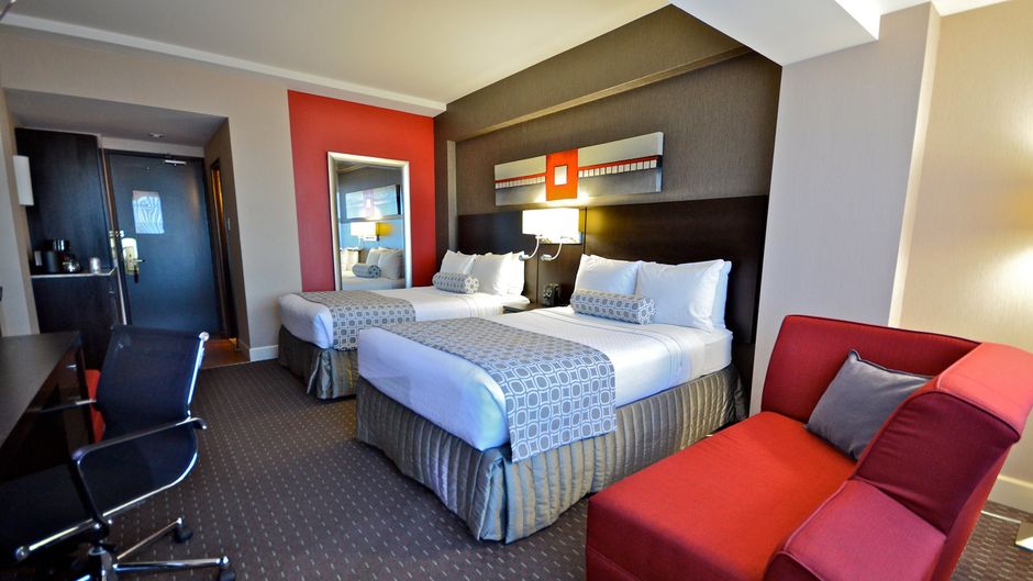 Armon Plaza Montreal Airport Room