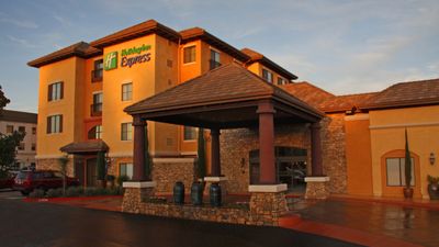 Holiday Inn Express Hotel & Suites