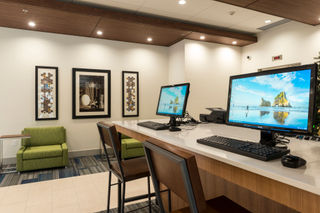 Holiday Inn Express & Suites Victoria