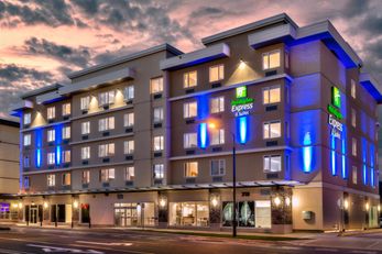 Holiday Inn Express & Suites Victoria