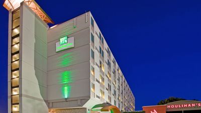 Holiday Inn Manhattan at the Campus