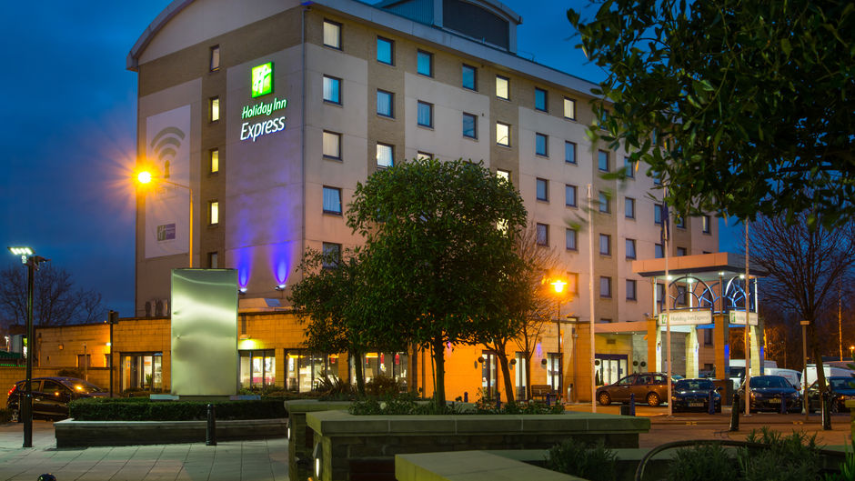 Holiday Inn Express Wandsworth Exterior