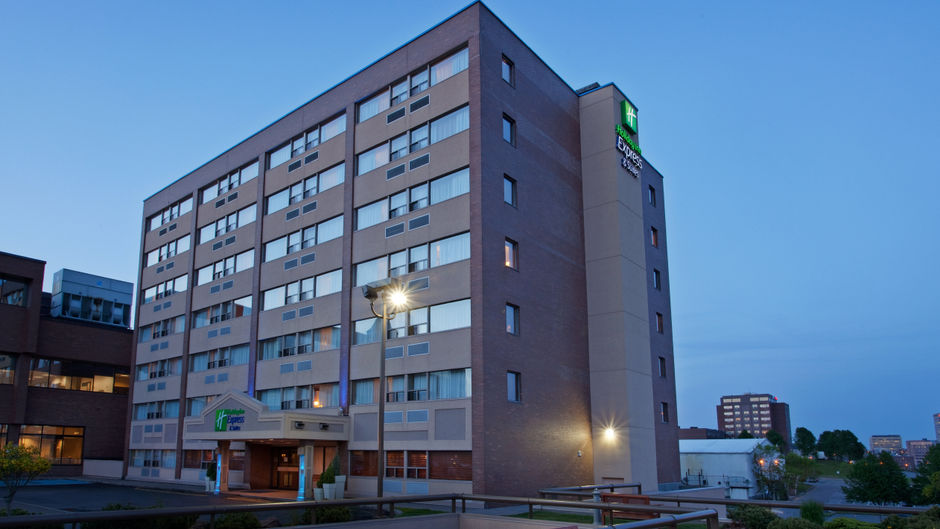 Holiday Inn Express Hotel & Suites Exterior