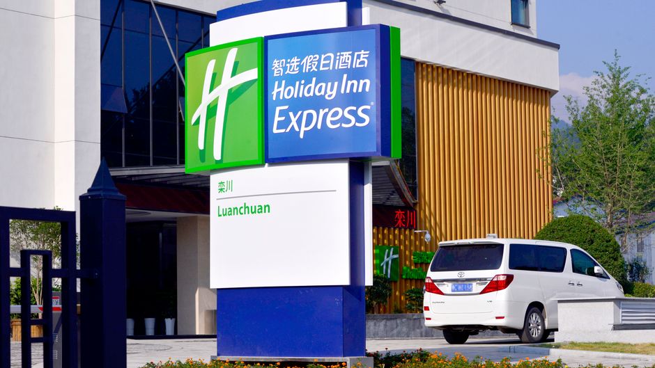 Holiday Inn Express Luanchuan Exterior