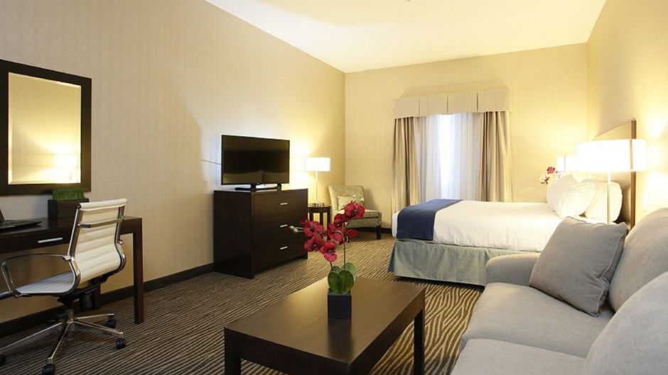 Holiday Inn Express Fort Saint John Room