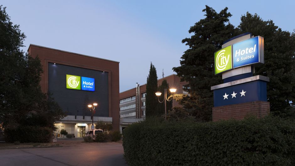City Hotel & Suites Exterior