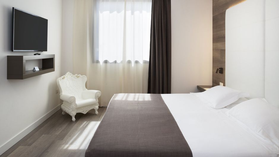 City Hotel & Suites Suite