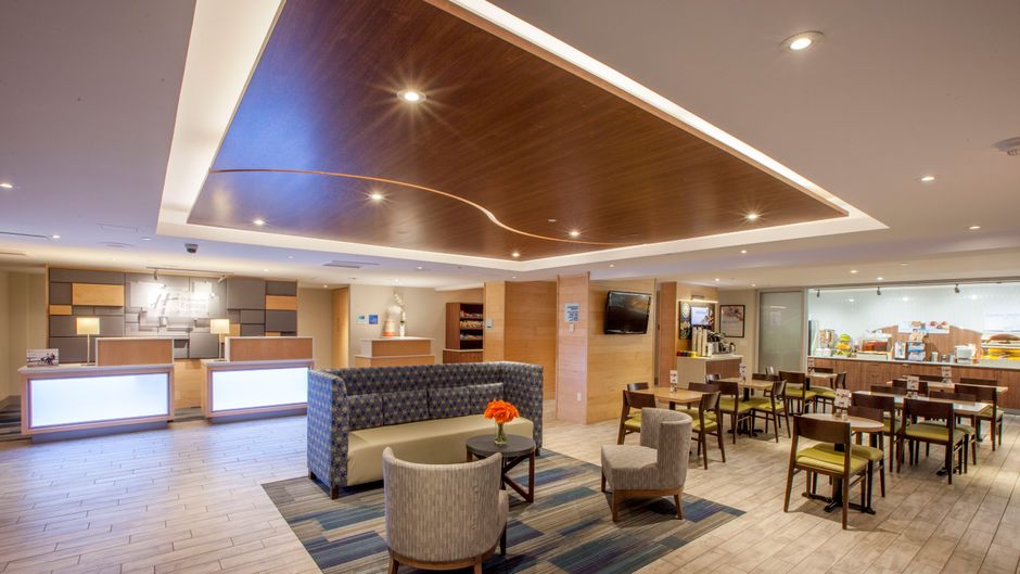 Holiday Inn Express Hotel & Suites Exterior