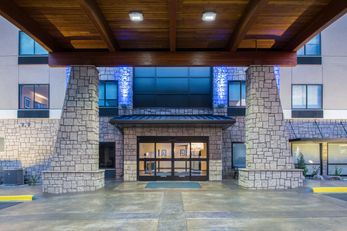 Holiday Inn Express Hotel & Suites