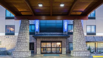 Holiday Inn Express Hotel & Suites