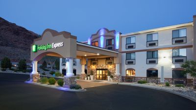 Holiday Inn Express Hotel & Suites