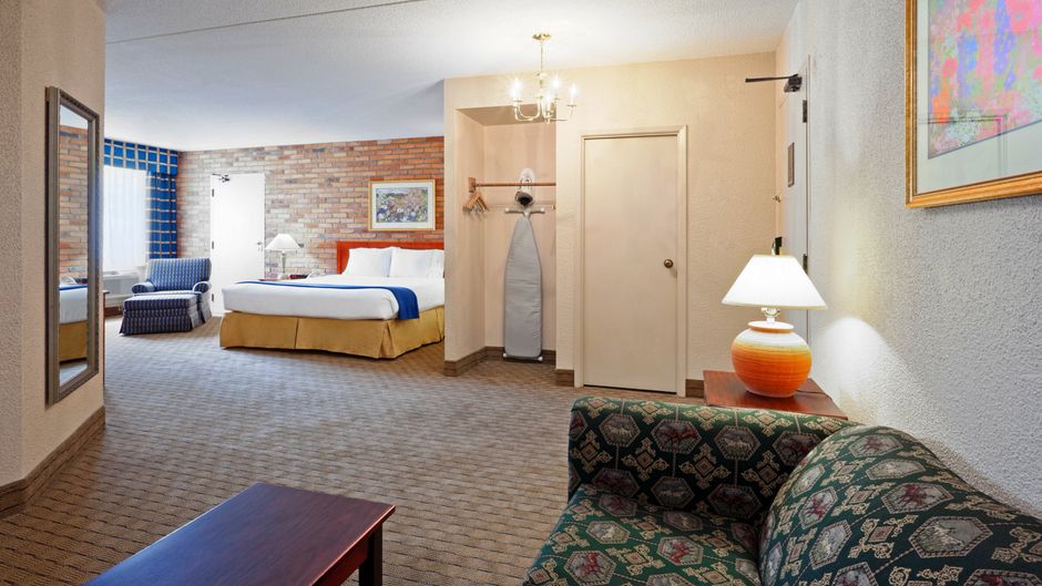 Holiday Inn Express Toronto East Suite