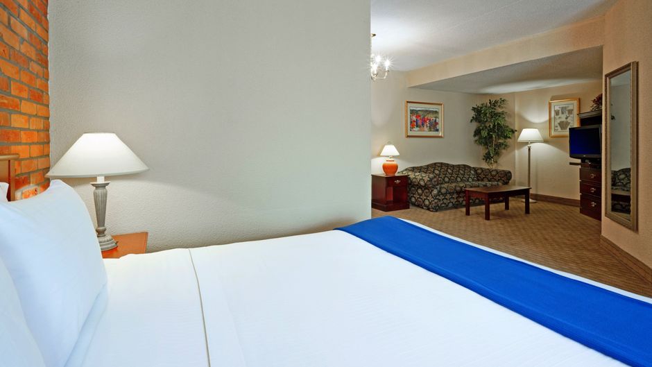 Holiday Inn Express Toronto East Suite