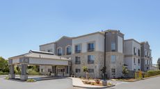 Holiday Inn Express Hotel & Suites