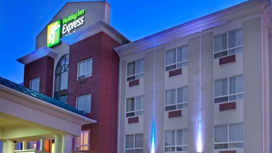 Holiday Inn Express Hotel & Suites Edson Exterior