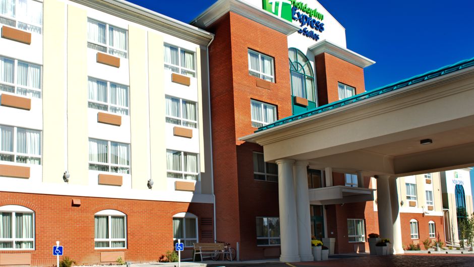 Holiday Inn Express Hotel & Suites Edson Exterior