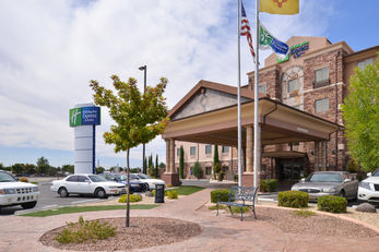 Holiday Inn Express Hotel & Suites