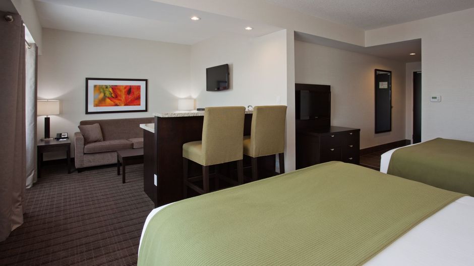 Holiday Inn Express Hotel and Suites Suite