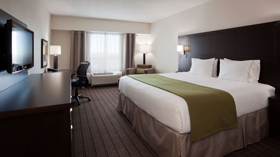 Holiday Inn Express Hotel and Suites Room