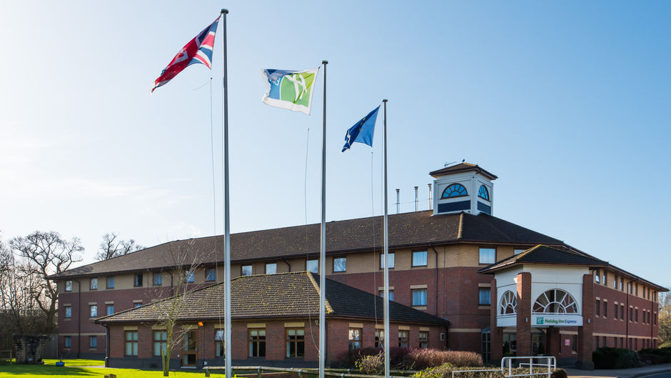 Holiday Inn Express Warwick Exterior