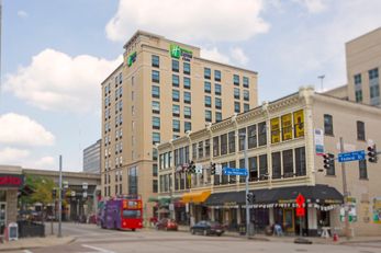 Holiday Inn Express & Suites North Shore