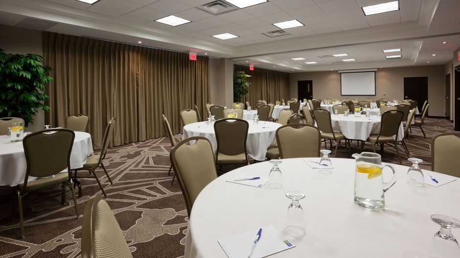 Holiday Inn Express Hotel and Suites Meeting