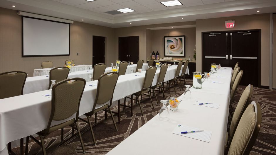 Holiday Inn Express Hotel and Suites Meeting