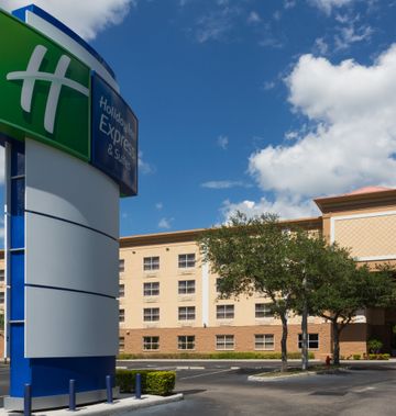 Holiday Inn Express Hotel & Suites