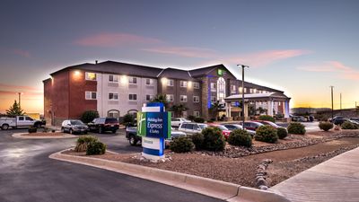 Holiday Inn Express Hotel & Suites