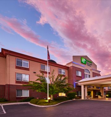 Holiday Inn Express Hotel & Suites