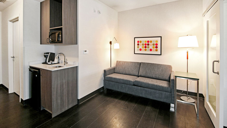 Holiday Inn & Stes Calgary Airport North Room