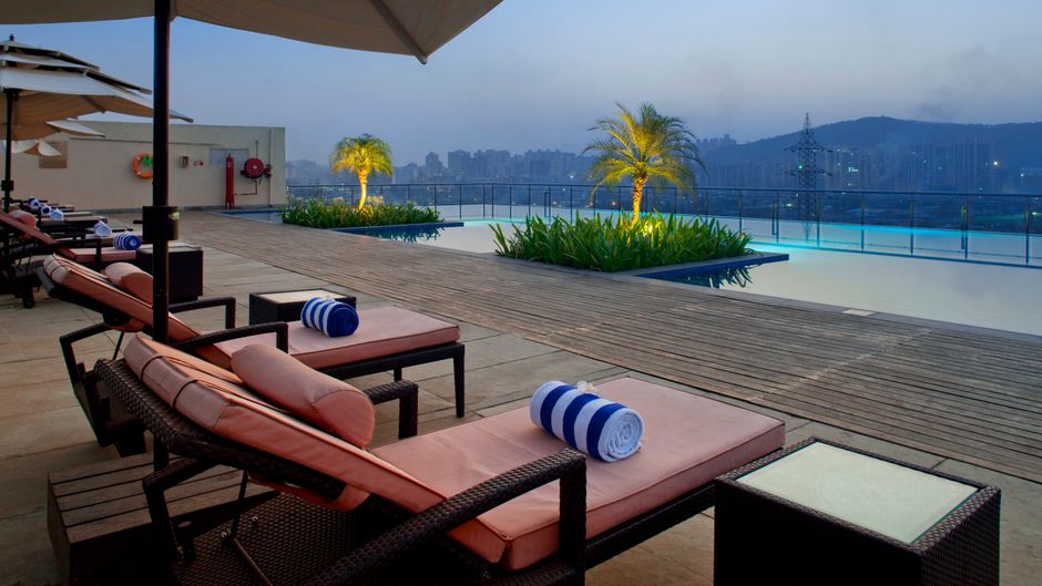 Holiday Inn Mumbai International Airport Pool
