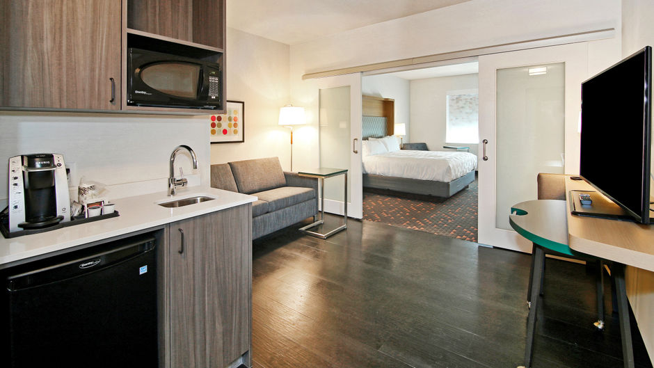 Holiday Inn & Stes Calgary Airport North Suite
