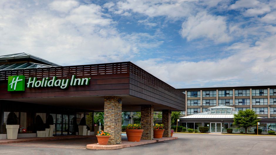 Holiday Inn Toronto Airport Hotel Exterior