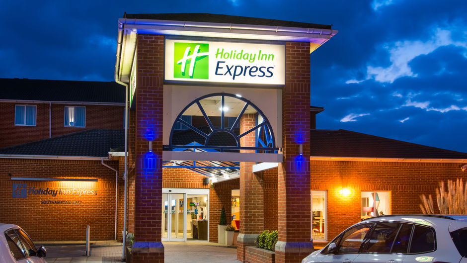 Holiday Inn Express Southampton West Exterior