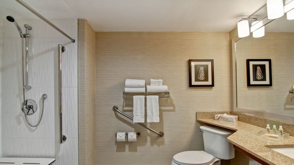 Holiday Inn Oakville Centre Room