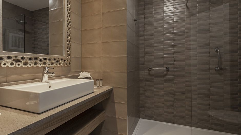 The Gleneagle Hotel & Apartments Room