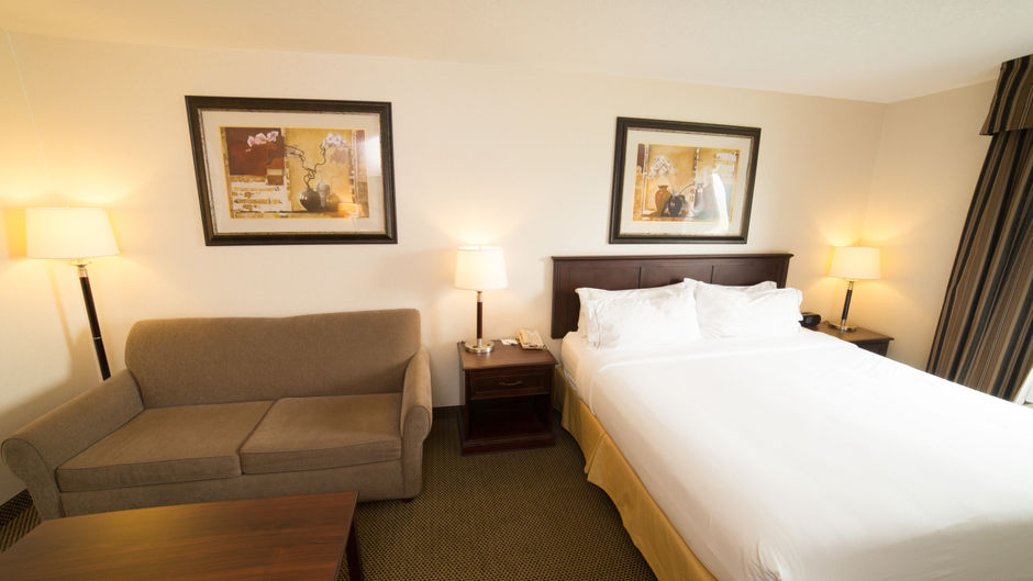 Holiday Inn Express & Suites Whitecourt Room