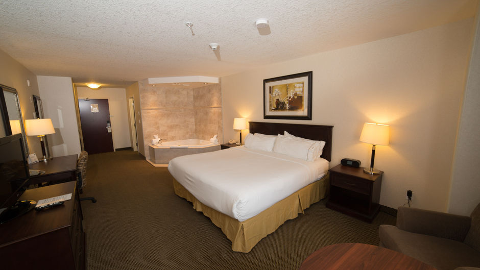 Holiday Inn Express & Suites Whitecourt Suite