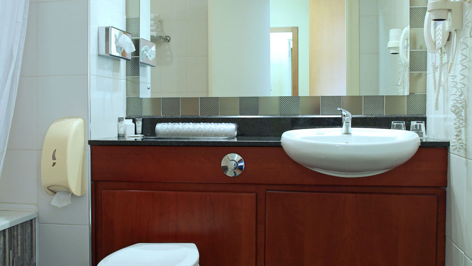 Armagh City Hotel Room