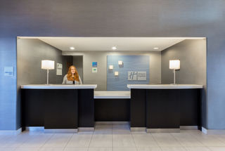 Holiday Inn Express Hotel & Suites