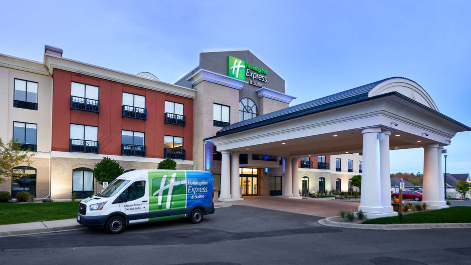 Holiday Inn Express Hotel & Suites Exterior