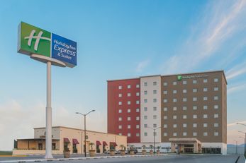 Holiday Inn Express/Suites Leon Airport