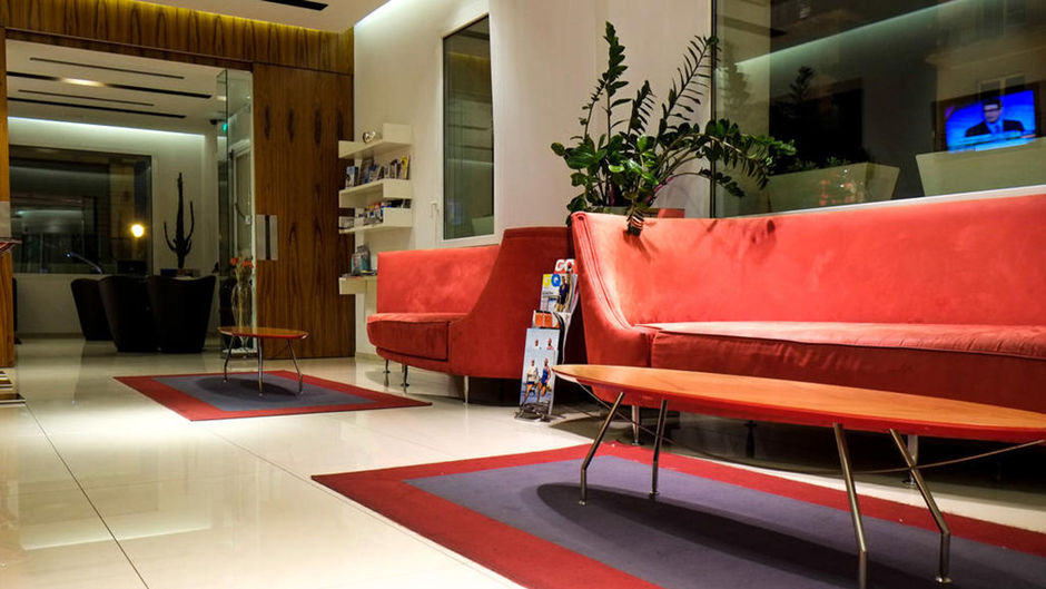 Hotel Card International Lobby